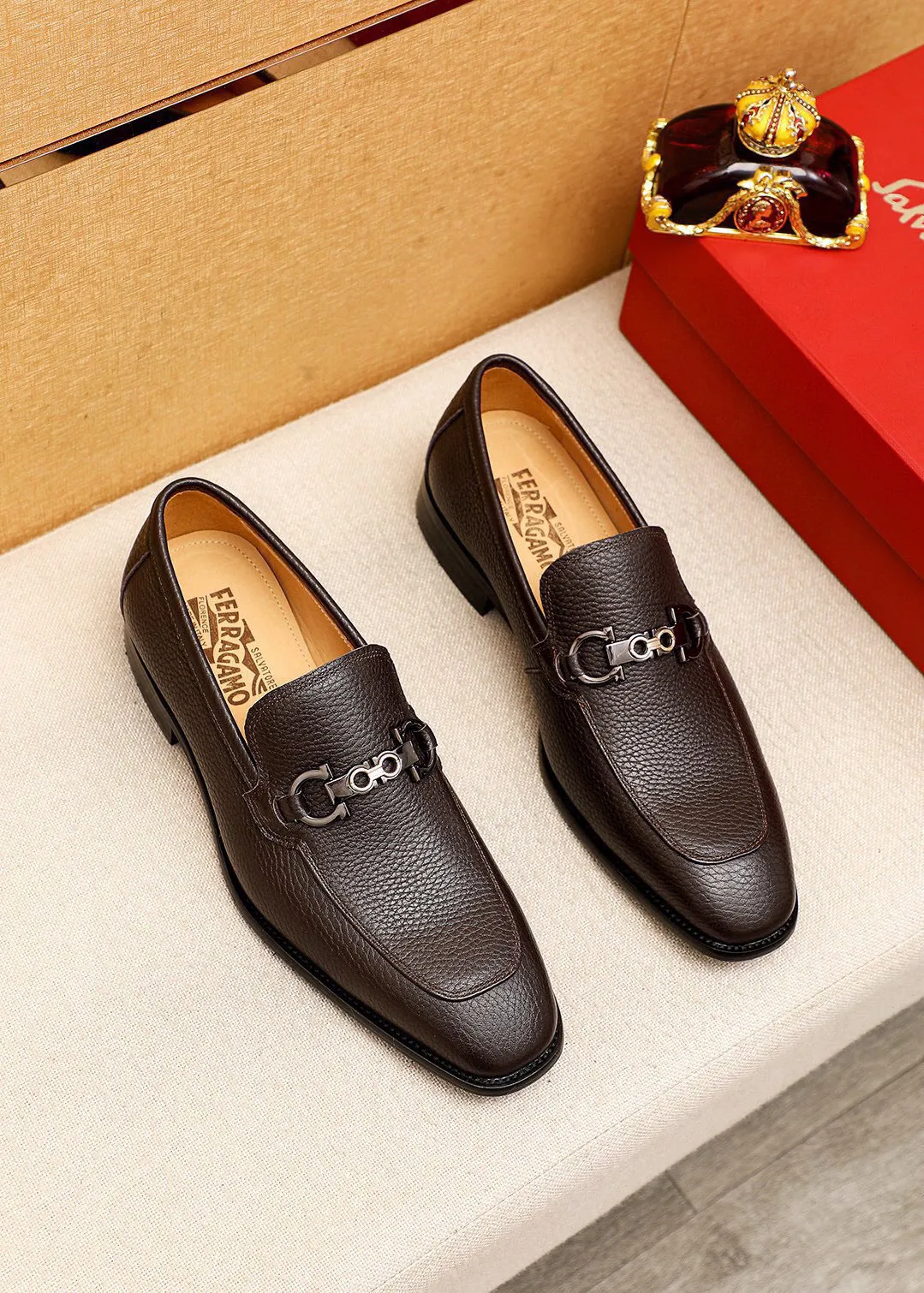 Men's shoes 💰460 💐 Product trademark: Ferragamo "Ferragamo" casual leather shoes Regular size: 38-44 (45🉑️customized) Product materials: Selected imported first-layer pebbled calfskin upper + luxury hardware buckle, imported water-dyed cow leather lining. Strong three-dimensional visual effect, original combination outsole Color: 2⃣️colors available